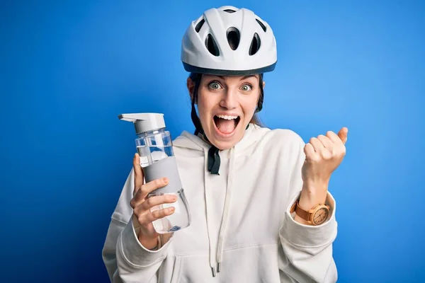 Joven Hermosa Pelirroja Ciclista Mujer Con Casco Bicicleta Drinkjng Botella —  Fotos de Stock