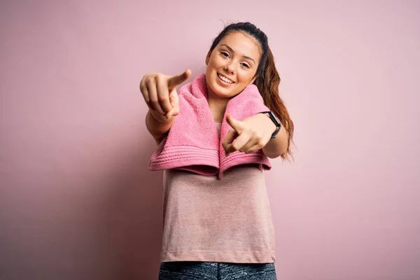 Junge Schöne Brünette Sportlerin Sportbekleidung Und Handtuch Auf Rosa Hintergrund — Stockfoto