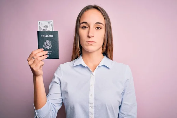 Turista Mujer Vacaciones Posesión Pasaporte Con Billetes Dólares Como Dinero — Foto de Stock