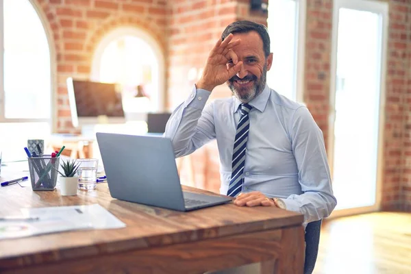 Hombre Negocios Guapo Mediana Edad Con Corbata Sentado Usando Ordenador — Foto de Stock