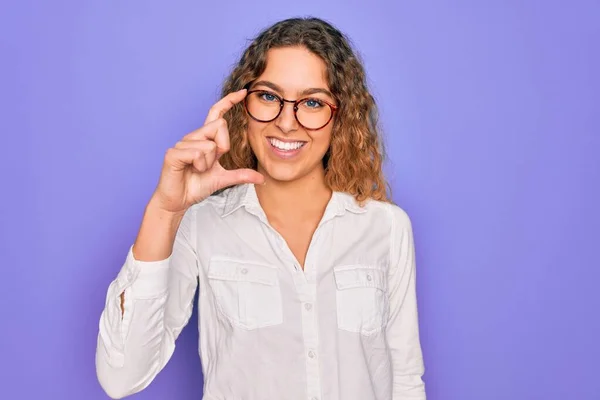 Ung Vacker Kvinna Med Blå Ögon Bär Casual Skjorta Och — Stockfoto