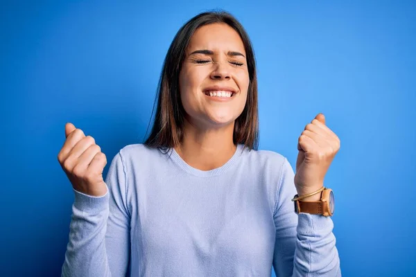 Junge Schöne Brünette Frau Lässigem Pullover Vor Blauem Hintergrund Sehr — Stockfoto