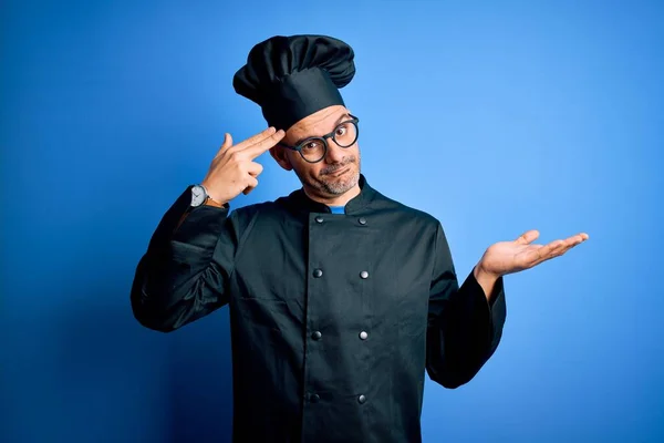 Joven Chef Guapo Con Uniforme Cocina Sombrero Sobre Fondo Azul —  Fotos de Stock