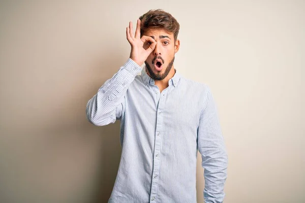 Jonge Knappe Man Met Baard Draagt Gestreepte Shirt Staan Witte — Stockfoto