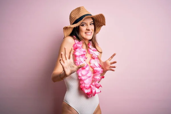 Junge Schöne Brünette Frau Urlaub Badeanzug Und Hawaii Blumen Mit — Stockfoto
