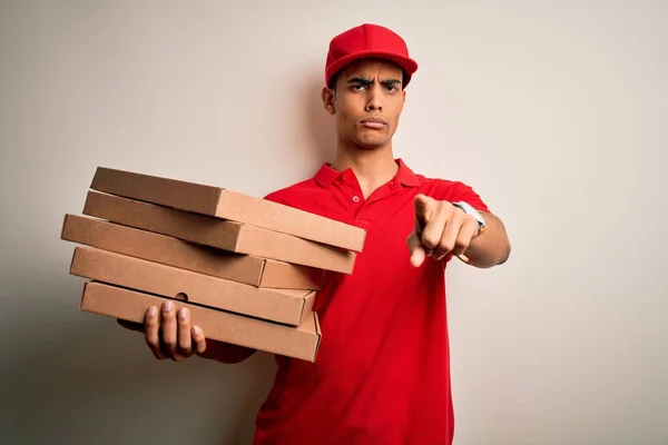 Knappe Afro Amerikaanse Bezorger Met Dozen Italiaanse Pizza Witte Achtergrond — Stockfoto