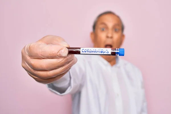 Senior Hezký Chraptivý Muž Drží Koronavirus Trubice Test Nad Izolované — Stock fotografie