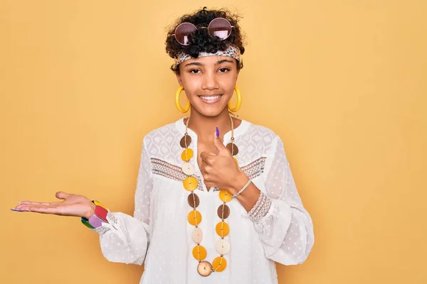 Young Beautiful African American Afro Hippie Woman Wearing Sunglasses Accessories — Stock Photo, Image