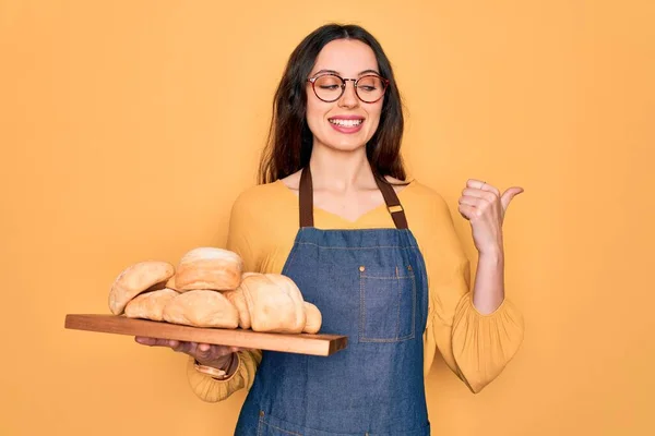 Junge Schöne Bäckerin Mit Blauen Augen Trägt Schürze Mit Tablett — Stockfoto