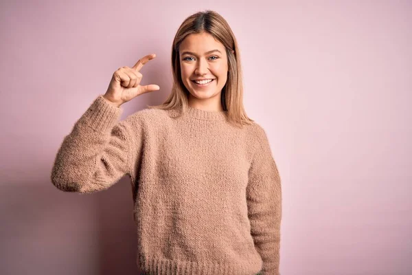 Junge Schöne Blonde Frau Trägt Winterlichen Wollpullover Über Rosa Isoliertem — Stockfoto