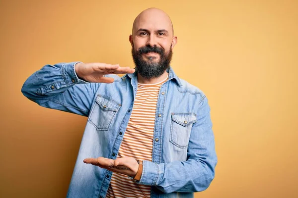 Beau Chauve Homme Avec Barbe Veste Denim Décontracté Shirt Rayé — Photo