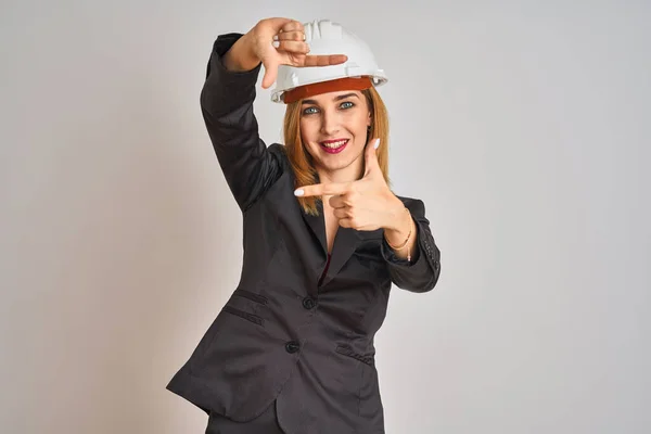 Roodharige Blanke Zakenvrouw Draagt Veiligheidshelm Geïsoleerde Achtergrond Lachende Maken Frame — Stockfoto