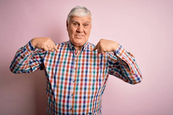Senior Stilig Hoary Man Bär Casual Färgglad Skjorta Över Isolerade — Stockfoto