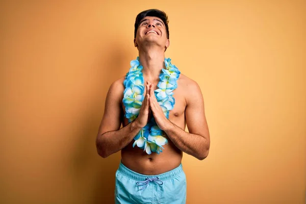 Молодий Красивий Турист Відпустці Носить Купальники Квіти Гавайських Леїв Молячись — стокове фото