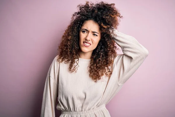 Hermosa Mujer Con Pelo Rizado Piercing Usando Suéter Casual Sobre — Foto de Stock