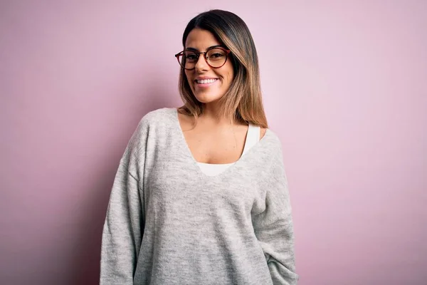 Joven Mujer Morena Hermosa Con Suéter Casual Gafas Sobre Fondo —  Fotos de Stock