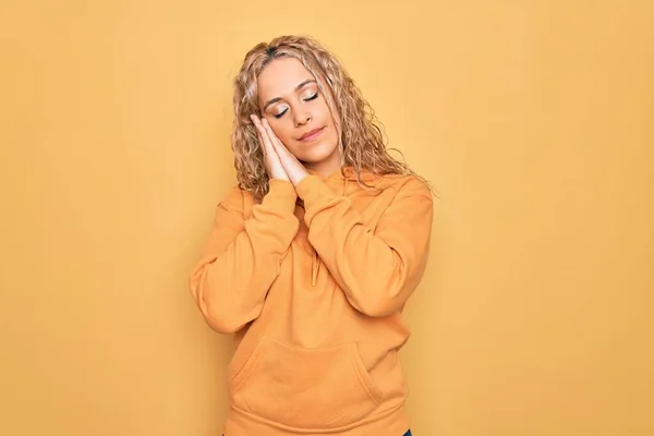 Jonge Mooie Blonde Sportieve Vrouw Dragen Casual Sweatshirt Gele Achtergrond — Stockfoto