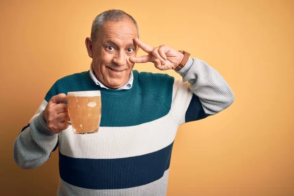 Senior Knappe Man Drinken Pot Bier Staan Geïsoleerde Gele Achtergrond — Stockfoto