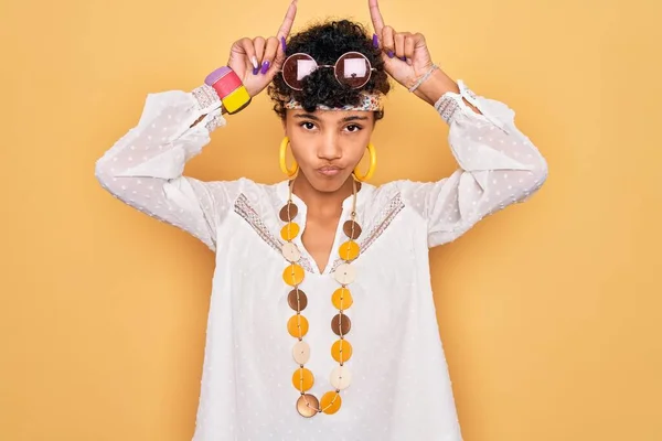 Joven Hermosa Afroamericana Afro Hippie Mujer Con Gafas Sol Accesorios —  Fotos de Stock