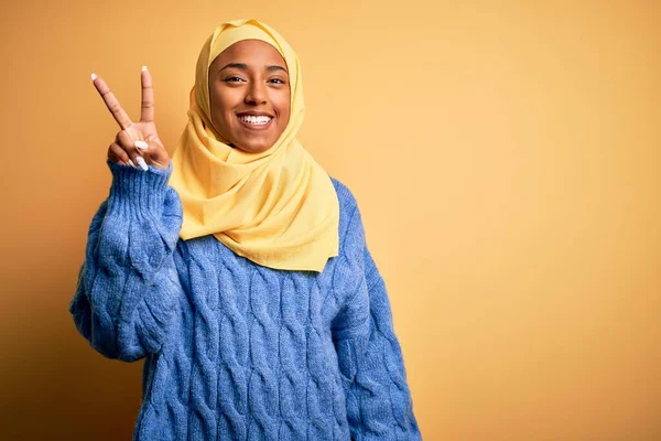 Giovane Afro Donna Afro Americana Che Indossa Hijab Musulmano Sfondo — Foto Stock