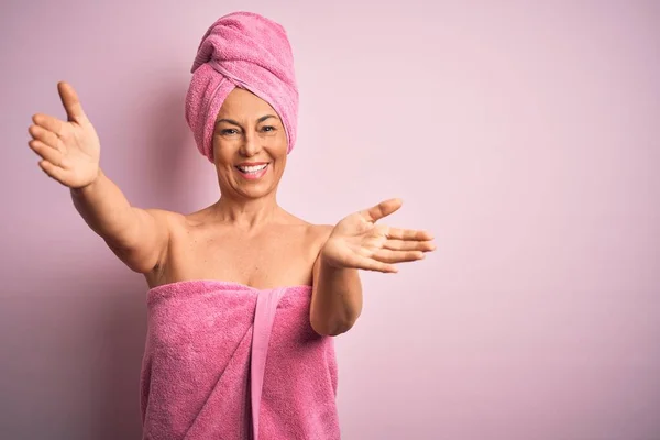 Middelbare Leeftijd Vrouw Dragen Badhanddoek Van Schoonheid Lichaam Zorg Roze — Stockfoto