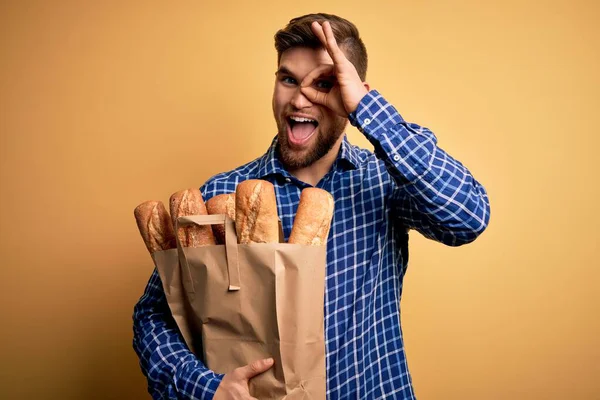 Ung Blond Man Med Skägg Och Blå Ögon Håller Papperspåse — Stockfoto