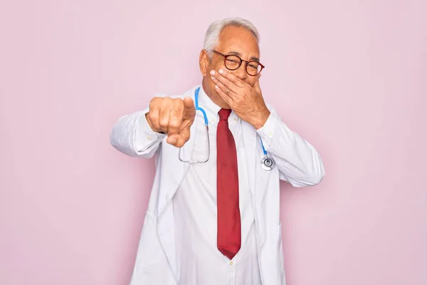 Älterer Grauhaariger Arzt Mittleren Alters Mit Stethoskop Und Medizinischem Mantel — Stockfoto