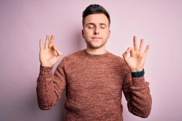 Hombre Caucásico Guapo Joven Con Suéter Invierno Casual Sobre Fondo —  Fotos de Stock