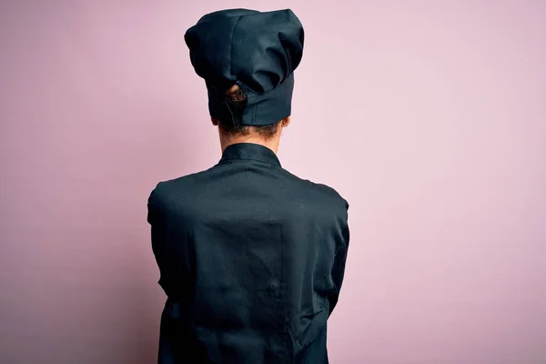 Moyen Âge Brunette Chef Femme Portant Uniforme Cuisinière Chapeau Sur — Photo