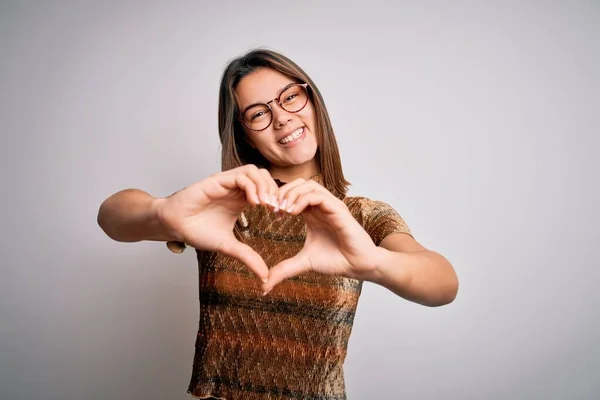 Menina Morena Bonita Nova Vestindo Shirt Casual Óculos Sobre Fundo — Fotografia de Stock