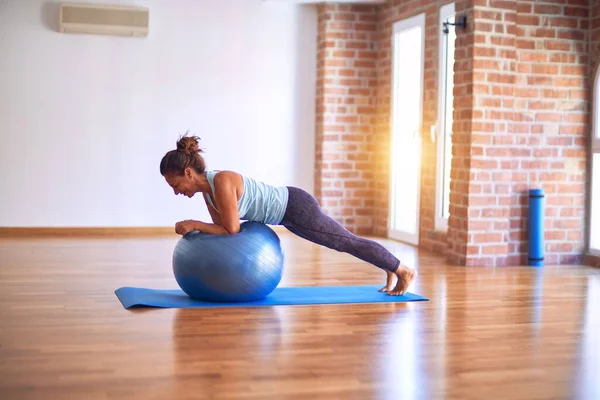 Mujer Deportista Hermosa Mediana Edad Sonriendo Feliz Streching Usando Pelota — Foto de Stock