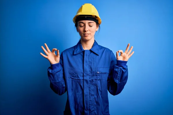 Молодая Красивая Работница Голубыми Глазами Защитном Шлеме Униформе Расслабляется Улыбается — стоковое фото