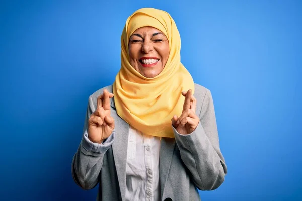 이슬람 히잡을 손가락을 흔들며 웃으며 중년의 미신적 — 스톡 사진