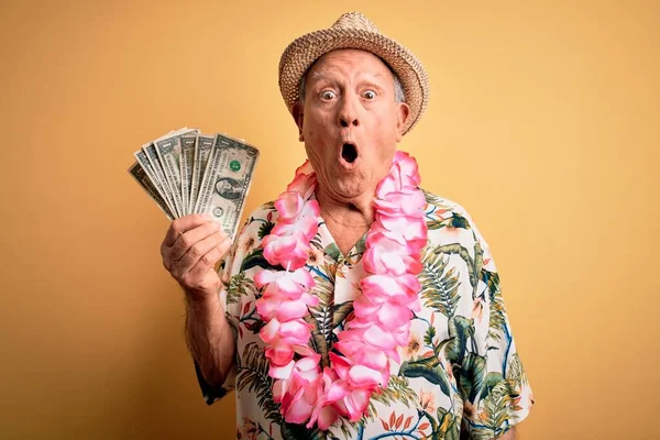 Grauhaariger Älterer Mann Mit Sommermütze Und Hawaiianischem Lei Der Hand — Stockfoto