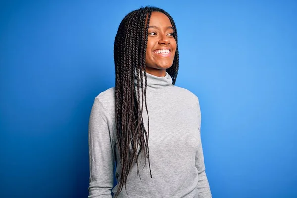 Jonge Afro Amerikaanse Vrouw Die Een Casual Coltrui Een Blauwe — Stockfoto