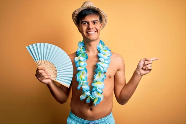 Joven Turista Vacaciones Traje Baño Flores Lei Hawaiano Sosteniendo Ventilador — Foto de Stock