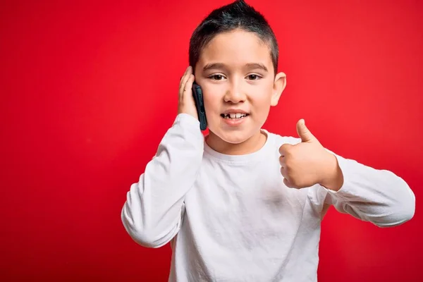 Kleiner Junge Gespräch Auf Smartphone Handy Über Roten Isolierten Hintergrund — Stockfoto