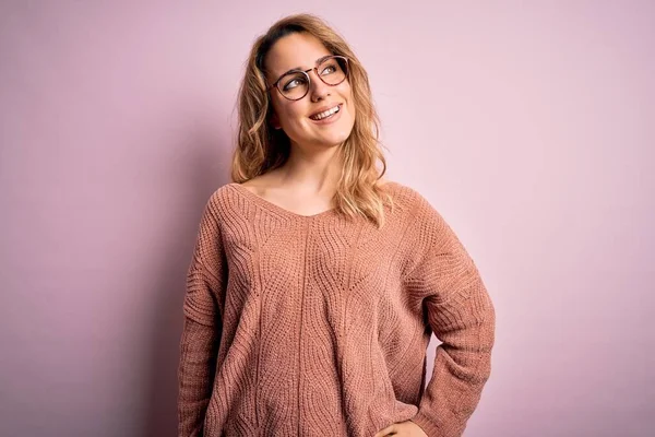 Young Beautiful Blonde Woman Wearing Casual Sweater Glasses Pink Background — Stock Photo, Image