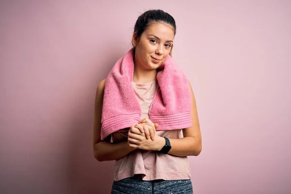Giovane Bella Sportiva Bruna Indossa Abbigliamento Sportivo Asciugamano Sfondo Rosa — Foto Stock
