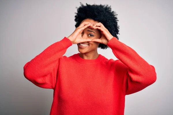 Ung Vacker Afroamerikansk Afro Kvinna Med Lockigt Hår Bär Röd — Stockfoto