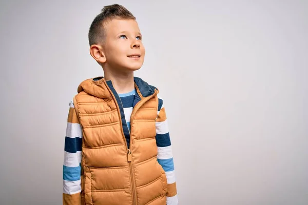 Giovane Bambino Caucasico Con Gli Occhi Azzurri Piedi Indossando Cappotto — Foto Stock