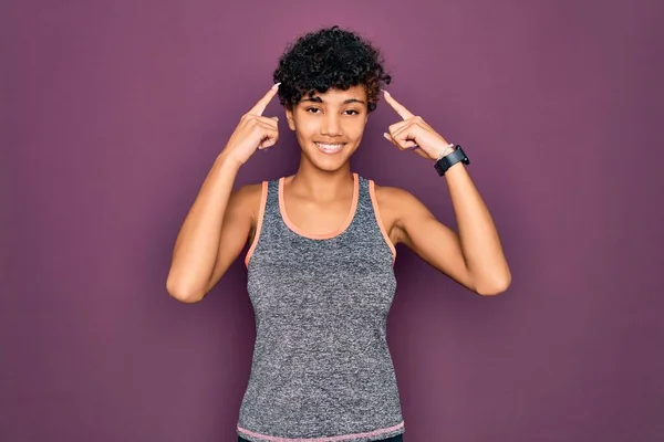 Jovem Afro Americana Africana Bonita Esportista Fazendo Exercício Vestindo Sportswear — Fotografia de Stock