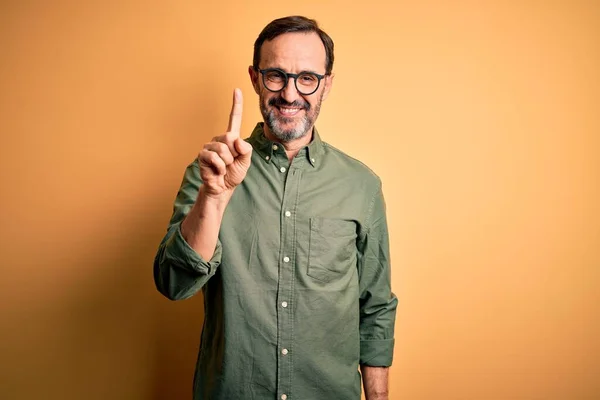 Homem Hoary Meia Idade Vestindo Camisa Verde Casual Óculos Sobre — Fotografia de Stock