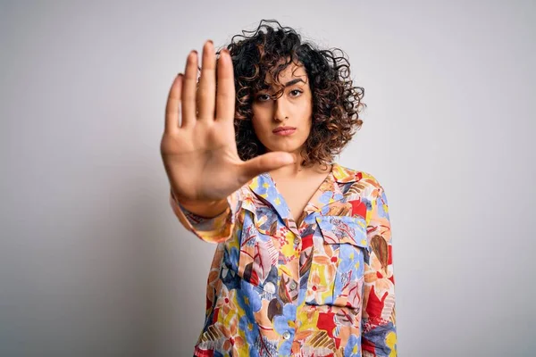 Jonge Mooie Krullende Arabische Vrouw Dragen Bloemen Kleurrijke Shirt Staan — Stockfoto