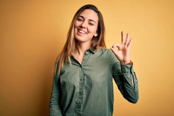 Junge Schöne Blonde Frau Mit Blauen Augen Die Grünes Hemd — Stockfoto