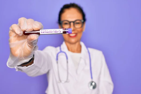 Ärztin Mittleren Alters Mit Medice Blutprobe Der Coronavirus Infektion Mit — Stockfoto