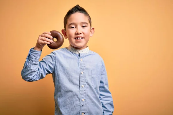 Jeune Garçon Enfant Manger Beignet Chocolat Malsain Sur Fond Jaune — Photo