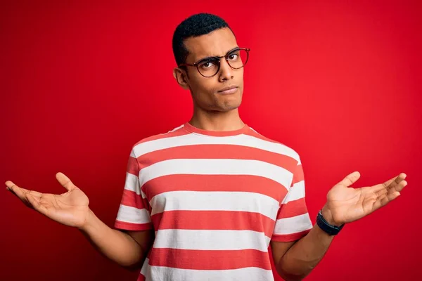 Ung Vacker Afrikansk Amerikan Man Bär Casual Randig Shirt Och — Stockfoto