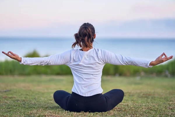 Jonge Mooie Sportvrouw Die Yoga Beoefent Coach Zit Backview Onderwijs — Stockfoto