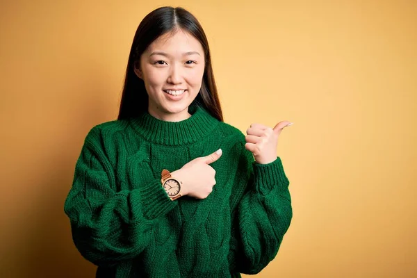 Joven Hermosa Mujer Asiática Vistiendo Verde Suéter Invierno Sobre Amarillo —  Fotos de Stock